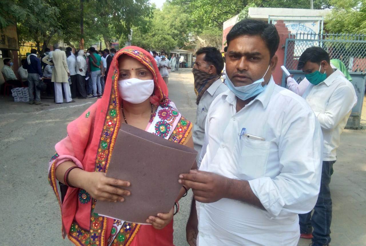 नामांकन के दूसरे दिन जिला प्रशासन दिखा अलर्ट,उम्मीदवारों ने नामाकन प्रक्रिया में बढ़ चढ़कर लिया हिस्सा