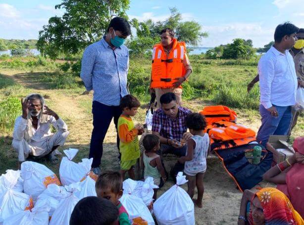 जिलाधिकारी ने स्ट्रीमर से किया बाढ़ प्रभावित क्षेत्रों का दौरा