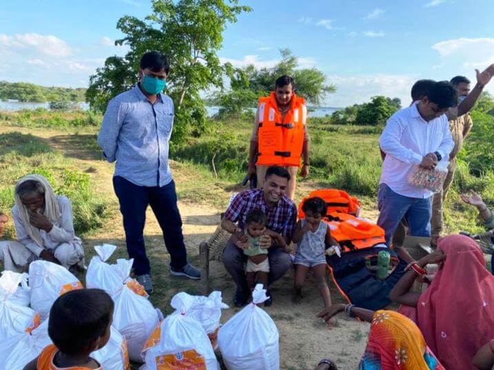 जिलाधिकारी ने छोटे छोटे बच्चों को किया प्यार व दुलार