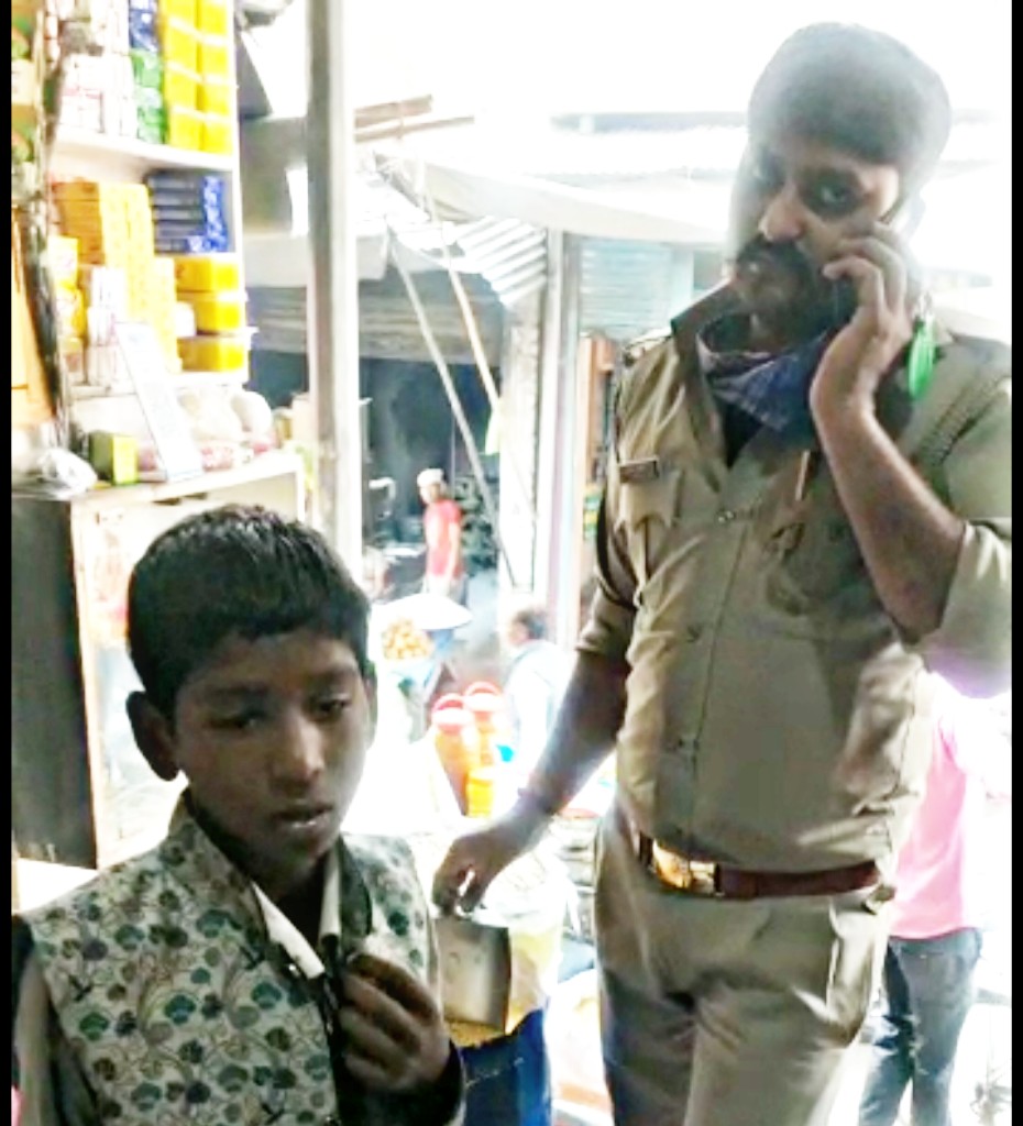 नाबालिग ने वृद्ध की जेब काटने का किया प्रयास,पकड़ा,पुलिस के किया गया हवाले नाबालिग ने वृद्ध की जेब काटने का किया प्रयास