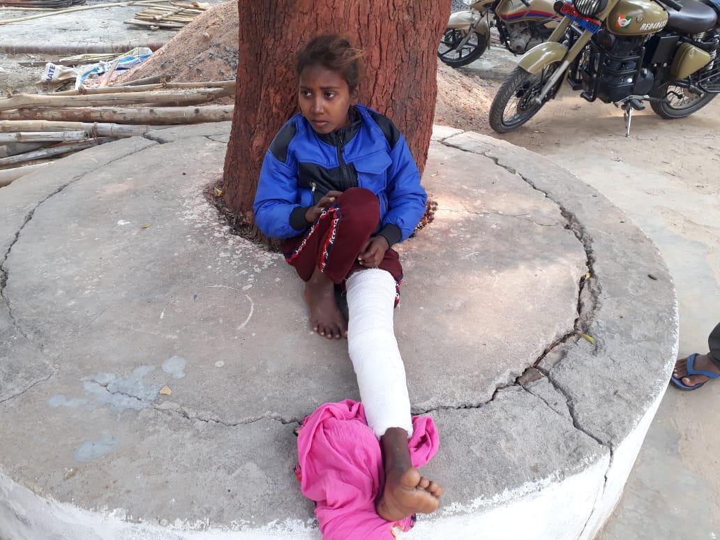अभद्र भाषा का विरोध करने पर दबंगो ने छात्रा को डंडो से पीट-पीटकर किया घायल अभद्र भाषा का विरोध करने पर दबंगो ने छात्रा को डंडो से पीट-पीटकर किया घायल