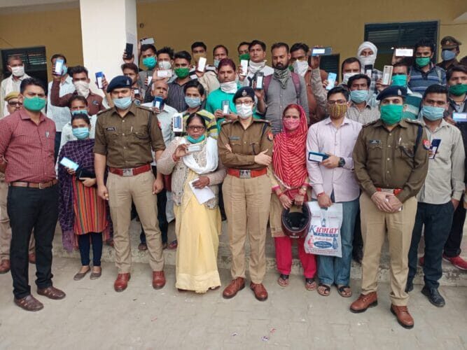 औरैया की लेडी सिंघम ने लोगों को खोए हुए मोबाइल वापस देकर मनाई धनतेरस