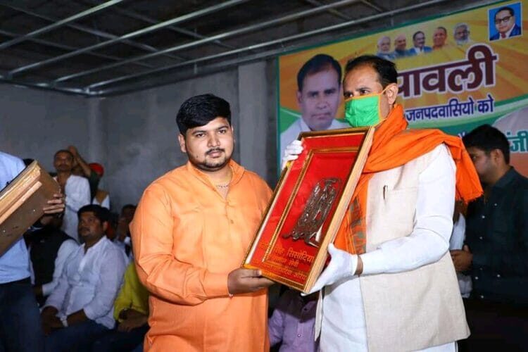 युवा समाजसेवी ने भेंट किया स्मृति चिन्ह