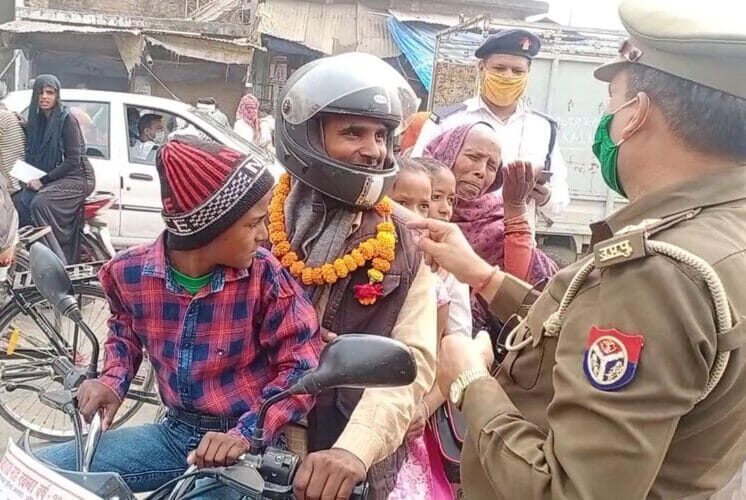 टीआई औरैया ने माल्यार्पण कर किए दो पहिया वाहनों के ई चालान