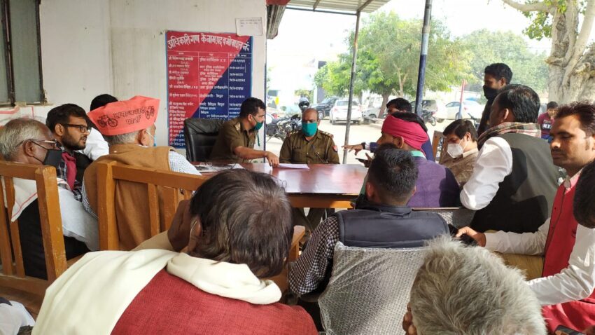 सपाइयों व किसानों से पुलिस अधिकारियों ने की वार्ता