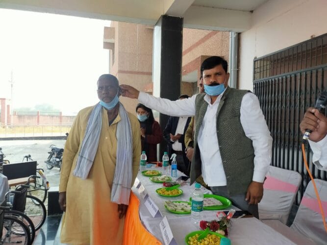 विश्व दिव्यांग दिवस पर सशक्तिकरण विभाग द्वारा दिव्यांगजनों को बाटे गए सहायक उपकरण
