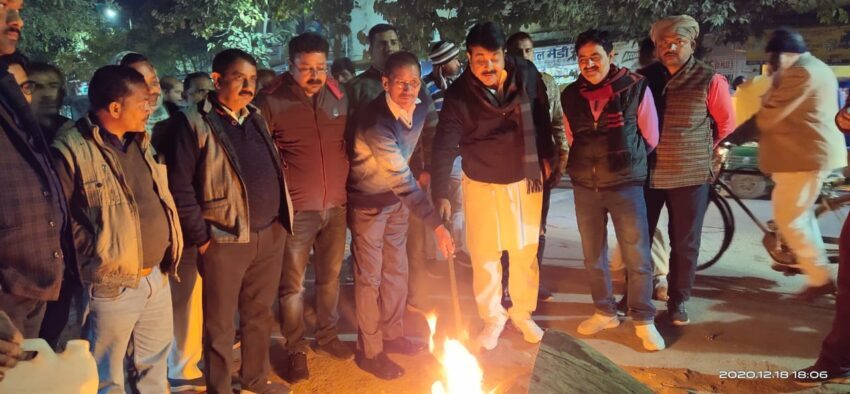 नगर पालिका ने शीतलहर को देखते हुए जलवाए अलाव