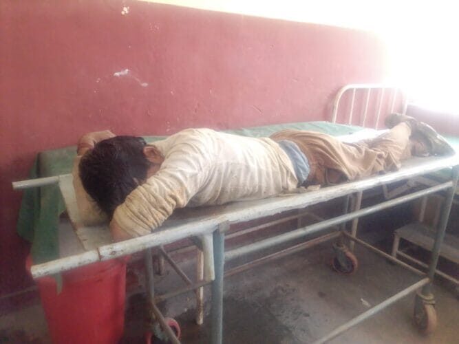 संदिग्ध हालत में सड़क के किनारे बेहोश मिला युवक, बगल में खड़ी थी साइकिल