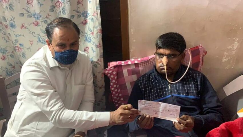 भाजपा कार्यकर्ता को मुसीबत में देख जिला पंचायत अध्यक्ष आये आगे