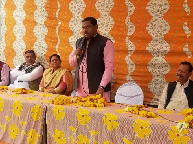 कृषि बिल के समर्थन में किसानों के बीच पहुंचे इटावा सांसद