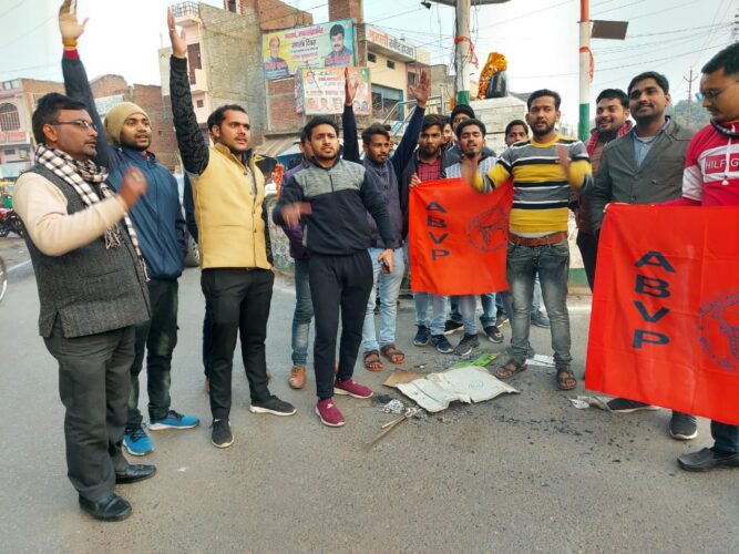 अखिल भारतीय विद्यार्थी परिषद द्वारा सुभाष चौराहे पर नेता जी की प्रतिमा पर माल्यार्पण कर तांडव वेब सीरीज का किया गया विरोध प्रदर्शन
