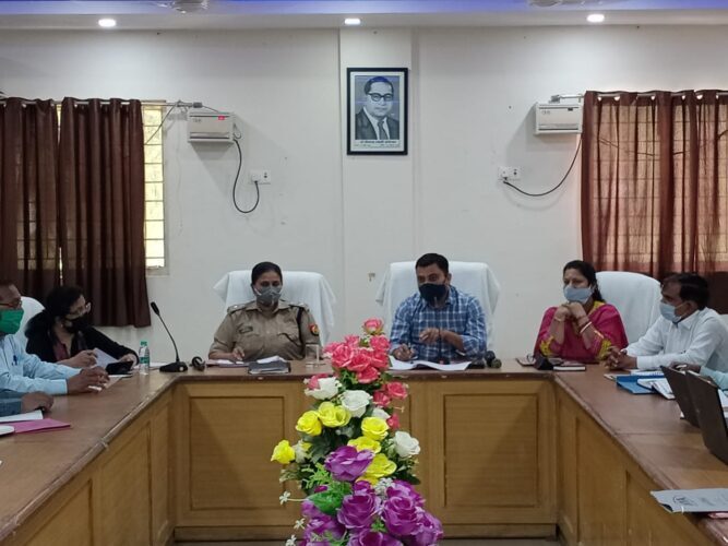 कोविड-19 संक्रमण को देखते हुए जिलाधिकारी ने बुलाई आपात बैठक