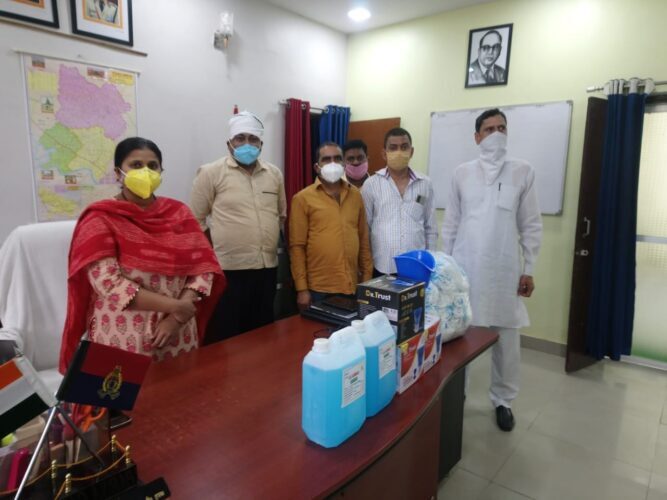 व्यापार मंडल ने पुलिस कर्मियों के लिए सौंपी राहत सामग्री