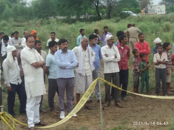 जानकारी करती पुलिस व जनप्रतिनिधि।