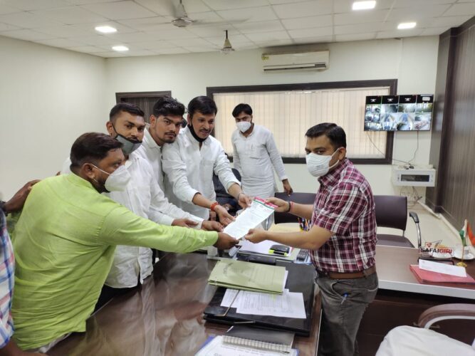 विसंगति पूर्ण जीएसटी से नाराज सपा व्यापार सभा ने सौंपा ज्ञापन
