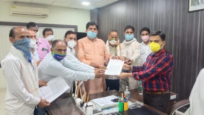 औरैया: राष्ट्रीय पंचायती राज ग्राम प्रधान संगठन ने प्रधानों की समस्याओं को लेकर जिलाधिकारी को सौंपा ज्ञापन