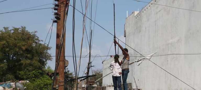 औरैया: रात में कटिया डालकर बिजली चोरी करने वालों की अब खैर नहीं! ट्रांसफार्मरों की रीडिंग से पकड़ेंगे बिजली चोरी