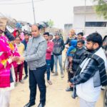 ठंड में गरीबों का सहारा बने दीपू सिंह और कर्मवीर सिंह