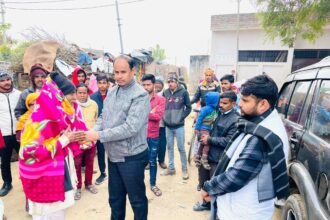 ठंड में गरीबों का सहारा बने दीपू सिंह और कर्मवीर सिंह