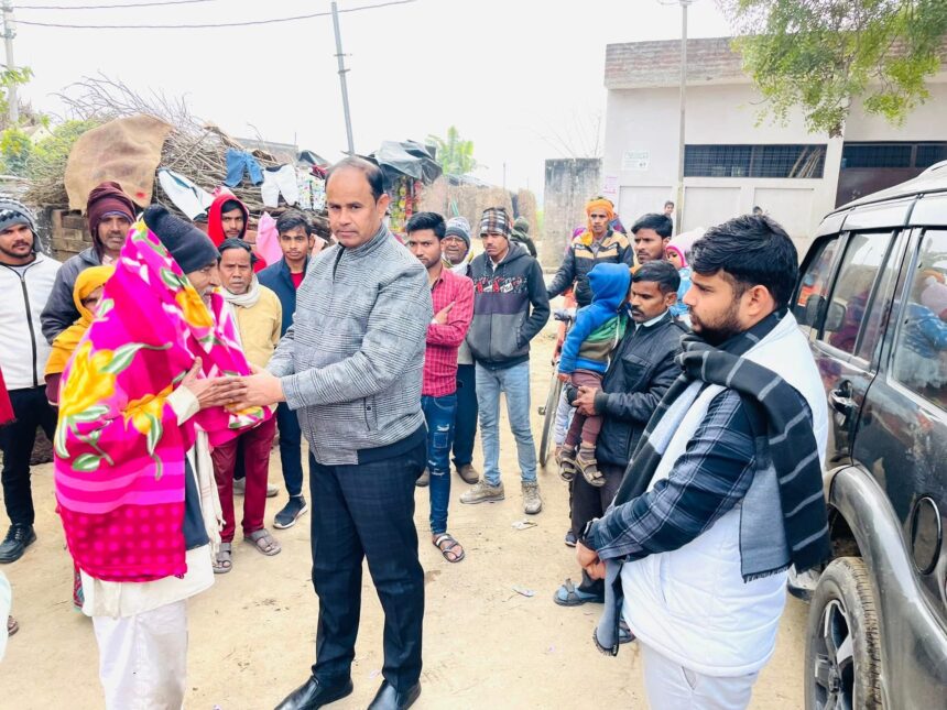 ठंड में गरीबों का सहारा बने दीपू सिंह और कर्मवीर सिंह