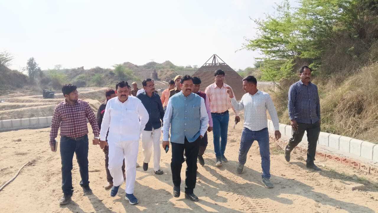 औरैया: जिलाधिकारी का सख्त रुख; शेरगढ़ घाट सेतु निर्माण में देरी पर कार्यदायी संस्था पर जुर्माना, मंगला काली के पास बनेगा '7 वंडर पार्क'