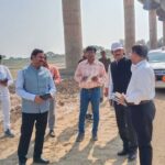 सेतु निर्माण में देरी पर भड़के DM