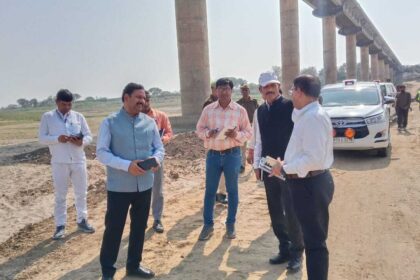 सेतु निर्माण में देरी पर भड़के DM