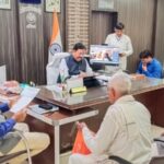 जिलाधिकारी ने कार्यालय में सुनीं जन-शिकायतें