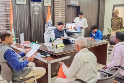 जिलाधिकारी ने कार्यालय में सुनीं जन-शिकायतें