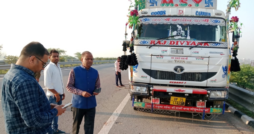 बुंदेलखंड एक्सप्रेसवे पर अवैध खनन पर SDM की स्ट्राइक