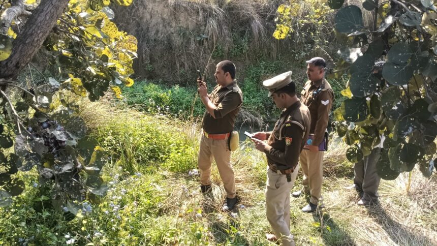 कानपुर देहात: मंगलपुर में संदिग्ध परिस्थितियों में पेड़ पर लटका मिला युवक का शव; गांव में पसरा सन्नाटा, जांच में जुटी पुलिस मंगलपुर में संदिग्ध परिस्थितियों में पेड़ पर लटका मिला युवक का शव