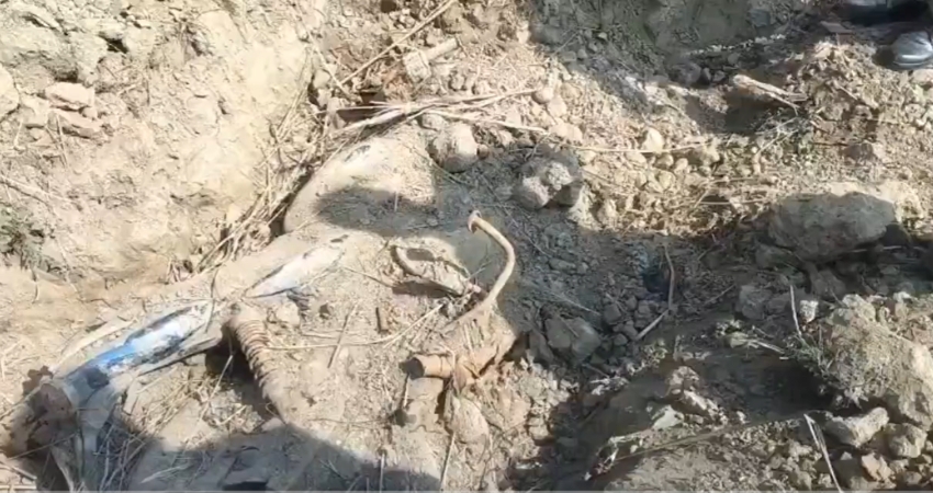 सहायल के सिखू गांव में सरसों के खेत में दफन मिली संदिग्ध मोटरसाइकिल