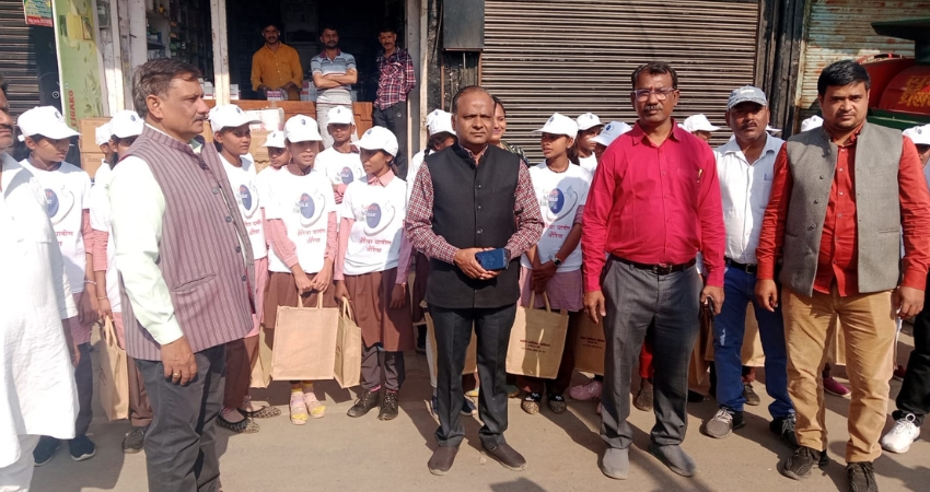 औरैया: विज्ञान की दुनिया से जुड़ेंगे छात्र; SDM सदर ने 'राष्ट्रीय आविष्कार अभियान' के तहत शैक्षणिक भ्रमण दल को किया रवाना