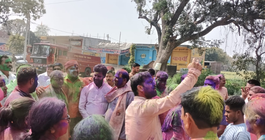 उड़ा गुलाल, दिया गया आपसी भाईचारे का संदेश