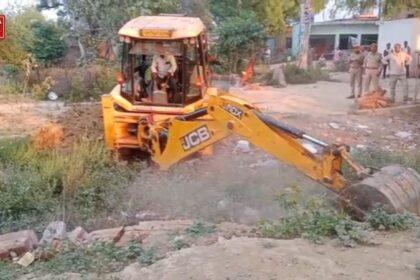 डीएम के सख्त निर्देश पर गरजा बुलडोजर