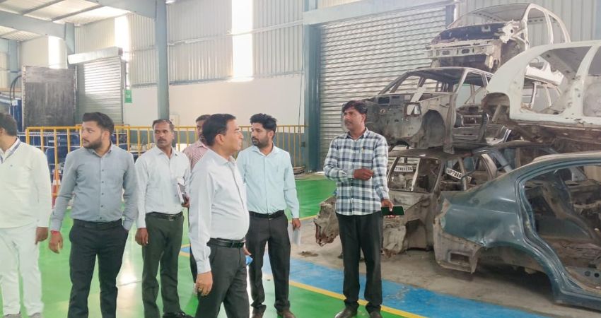 डीएम बृजेश कुमार ने प्लास्टिक सिटी दिबियापुर का किया आकस्मिक निरीक्षण
