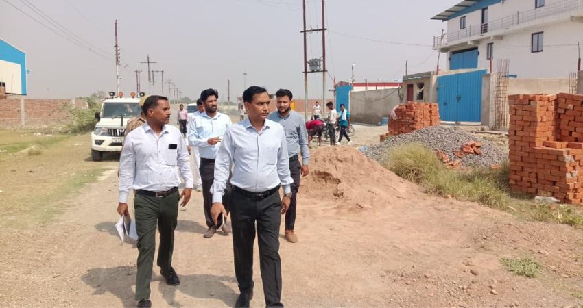 डीएम बृजेश कुमार ने प्लास्टिक सिटी दिबियापुर का किया आकस्मिक निरीक्षण
