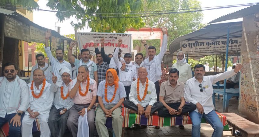 औरैया: सदर तहसील में न्याय की रफ्तार पर 'ब्रेक', 13वें दिन क्रमिक अनशन पर बैठे अधिवक्ता; 10 सूत्रीय मांगों पर प्रशासन से आर-पार की जंग सदर तहसील परिसर में 'क्रमिक अनशन'