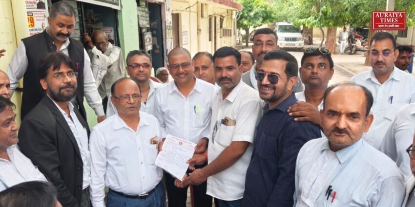 औरैया में वकीलों की हड़ताल ने पकड़ा जोर: 24वें दिन भी आंदोलन जारी; समर्थन में कल 'जिला बार एसोसिएशन' पूर्ण रूप से रहेगा बंद वकीलों का आंदोलन
