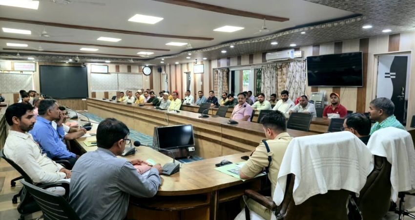 औरैया: कांवड़ यात्रा को लेकर DM और SP अलर्ट, वाहन संचालकों के साथ बैठक कर डायवर्जन और रूट प्लान पर दिए सख्त निर्देश कांवड़ यात्रा को लेकर अलर्ट पर प्रशासन