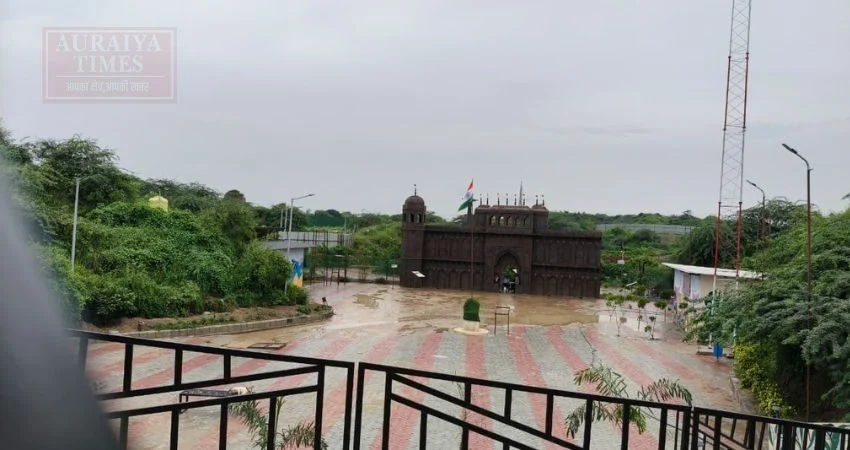 बीहड़ के बीच आकार ले रहा औरैया का ‘खिलमिल पार्क’, कचरे से बनेगा दुनिया का अनोखा आकर्षण